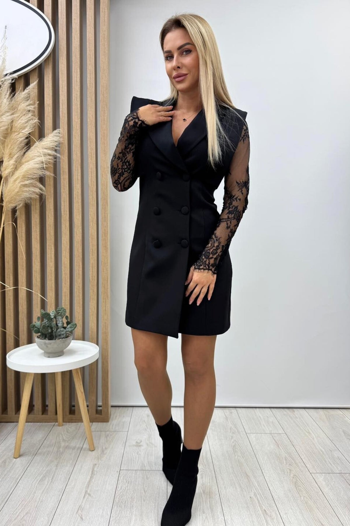Abito blazer nero doppiopetto Moda-Mania con maniche in pizzo chantilly e cintura nera, dettaglio elegante e sofisticato.