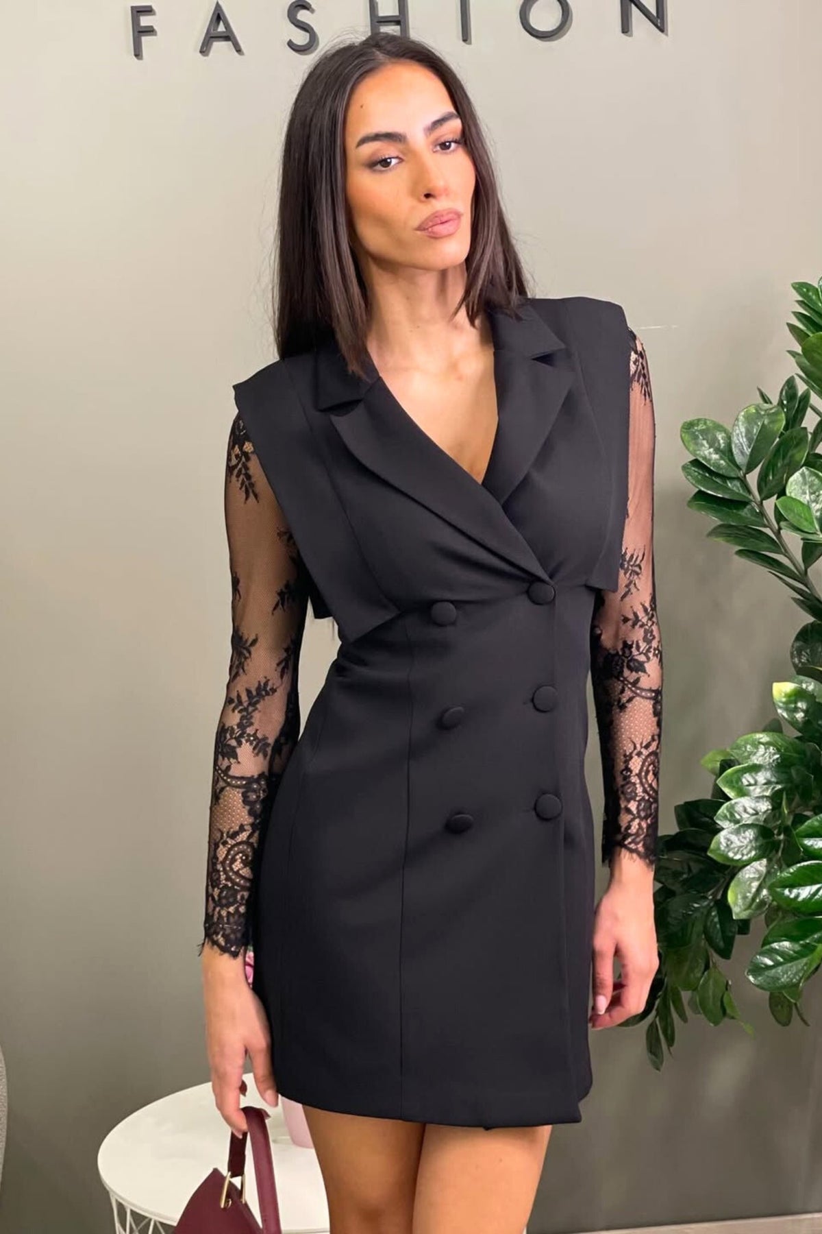 Abito blazer nero doppiopetto Moda-Mania con maniche in pizzo chantilly e cintura nera, dettaglio elegante e raffinato.