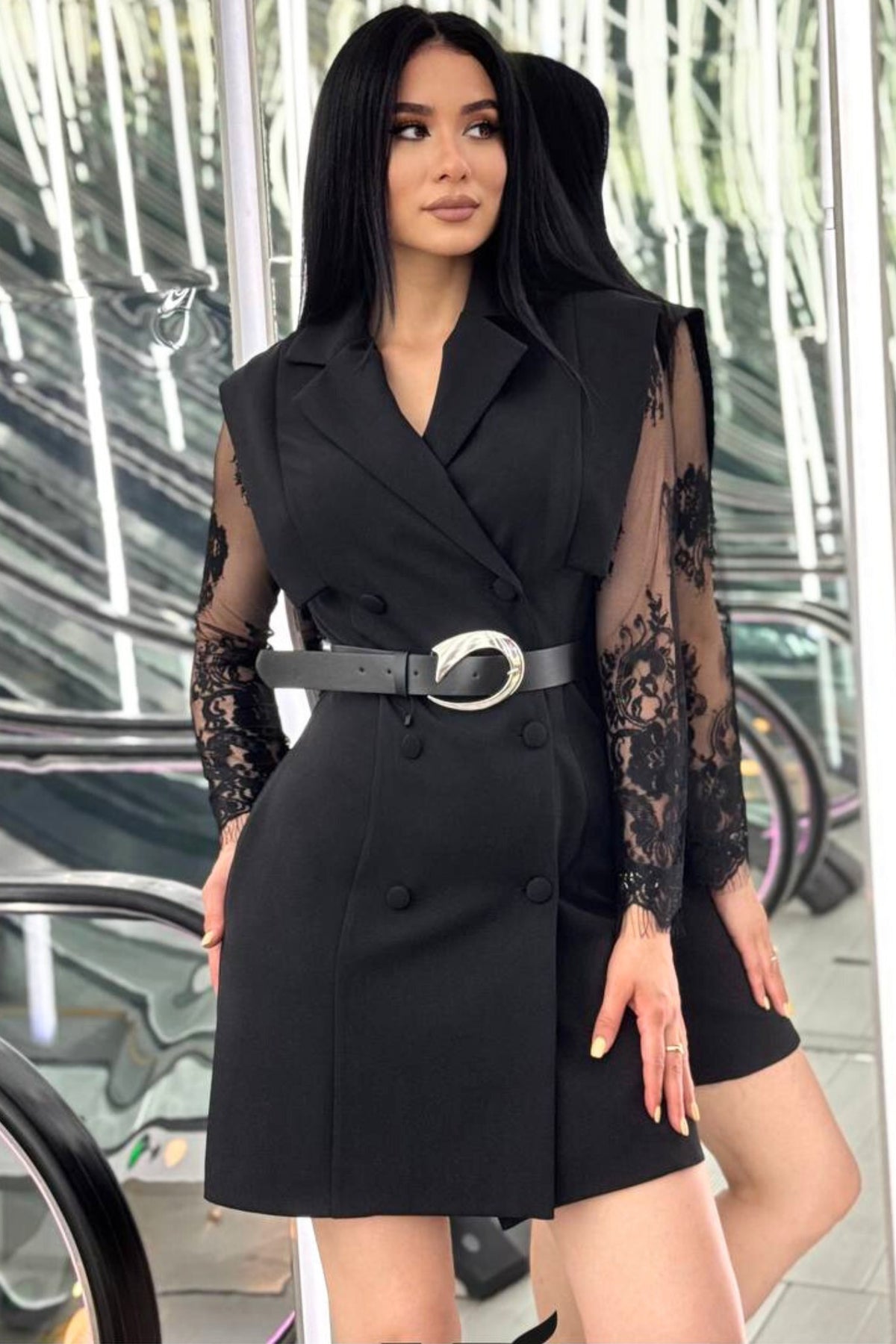 Abito blazer nero doppiopetto con maniche in pizzo chantilly e cintura nera, moda-mania, abiti a blazer eleganti e femminili.