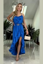 Abito corto blu elettrico Moda-Mania con gonna lunga dietro, cintura elasticizzata e dettagli volant, stile moderno e femminile.