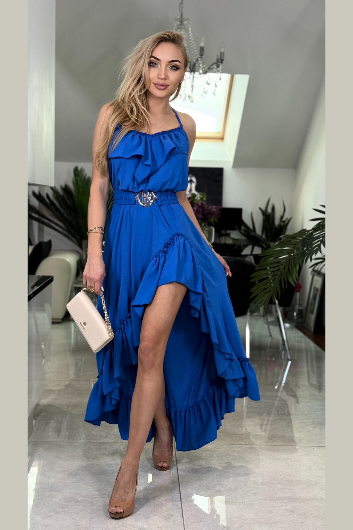 Abito corto blu elettrico Moda-Mania con gonna lunga dietro, cintura elasticizzata e dettagli di volants, stile estivo e alla moda.