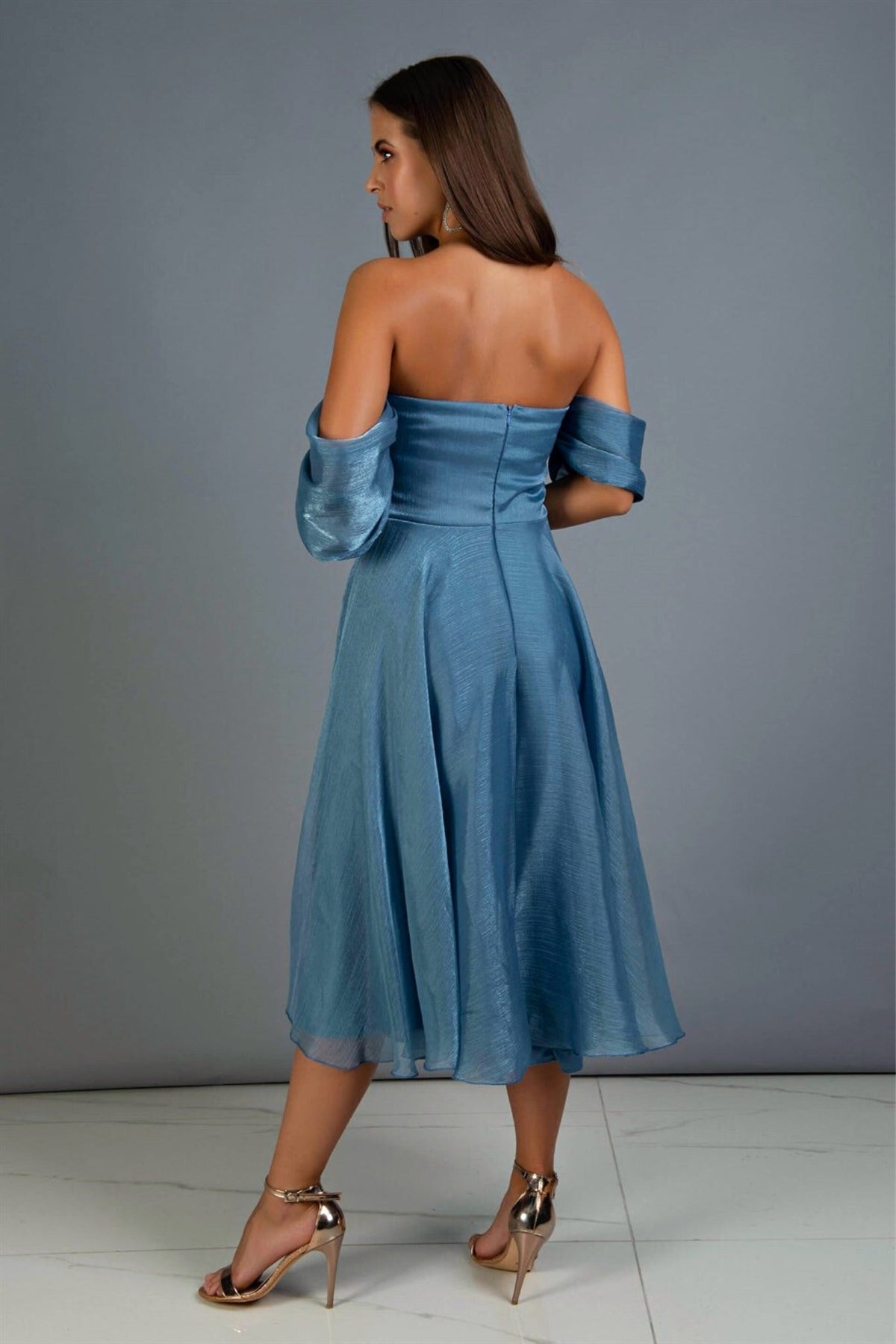 Abito midi blu indigo svasato in organza di Moda-Mania, con scollo a cuore e maniche cadenti, elegante e femminile.