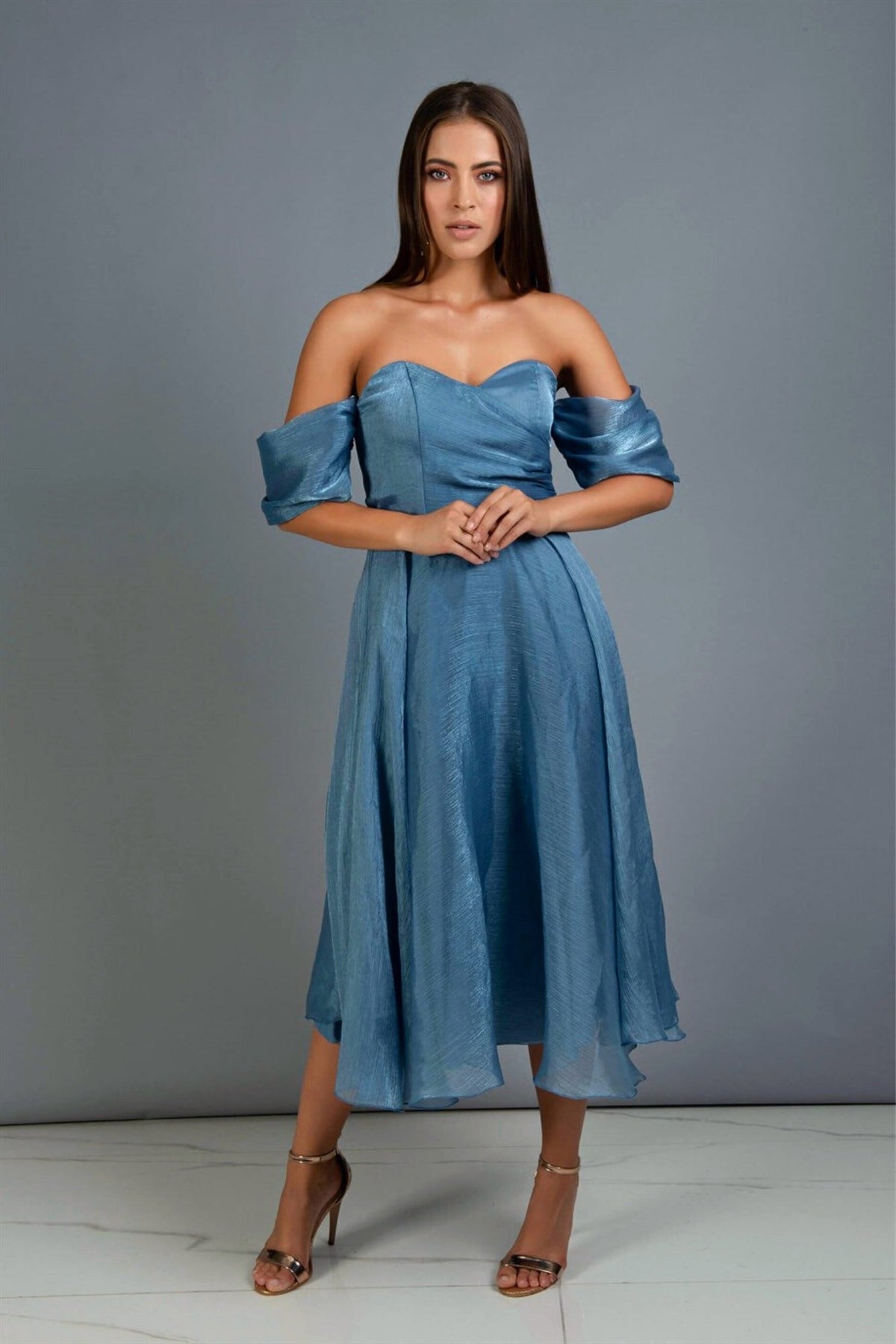Abito midi blu indigo svasato in organza con scollo a cuore e maniche cadenti, firmato Moda-Mania, visibile in dettaglio.