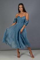 Abito midi blu indigo svasato in organza con scollo a cuore e maniche cadenti, di Moda-Mania.