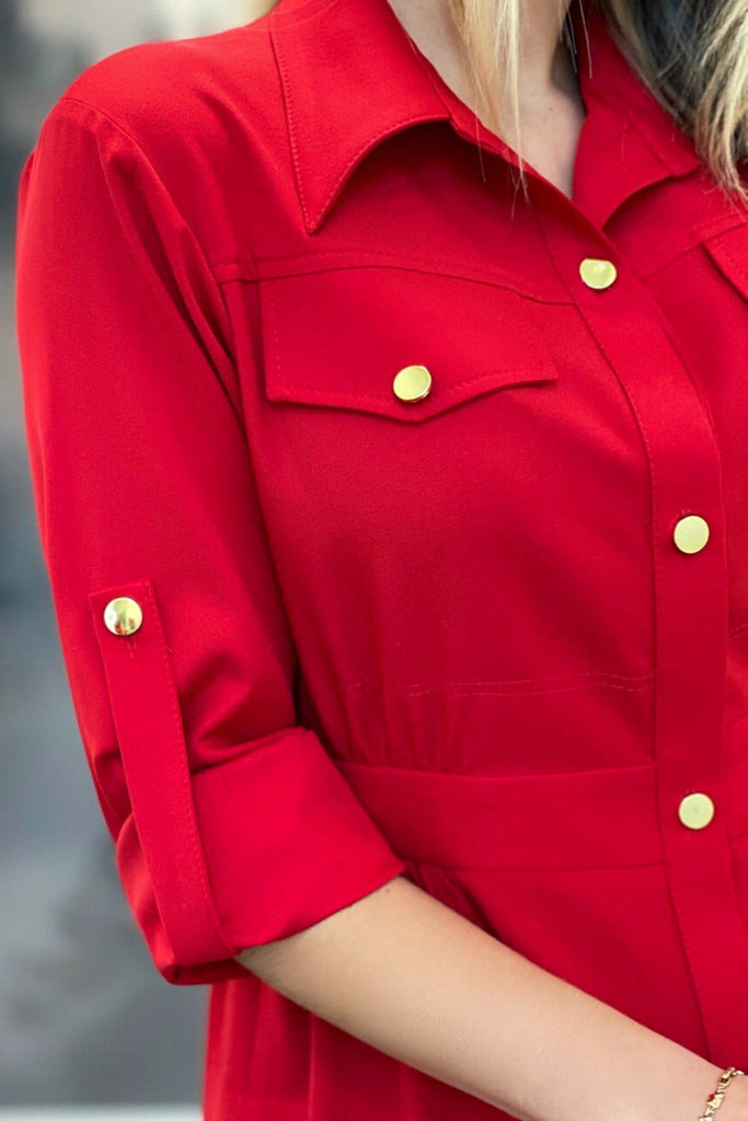 Abito camicia svasato asimmetrico rosso con bottoni dorati e spacchi laterali