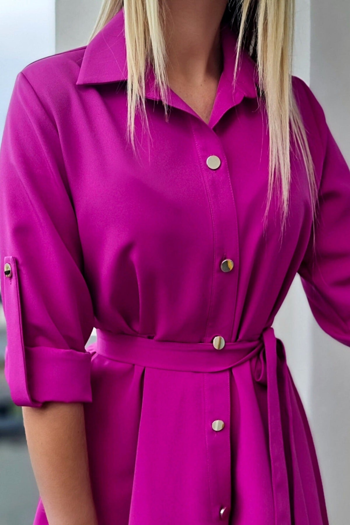Abito camicia svasato color magenta con bottoni dorati e cinturino, abiti corti Moda-Mania, tessuto leggero e dettagli eleganti.