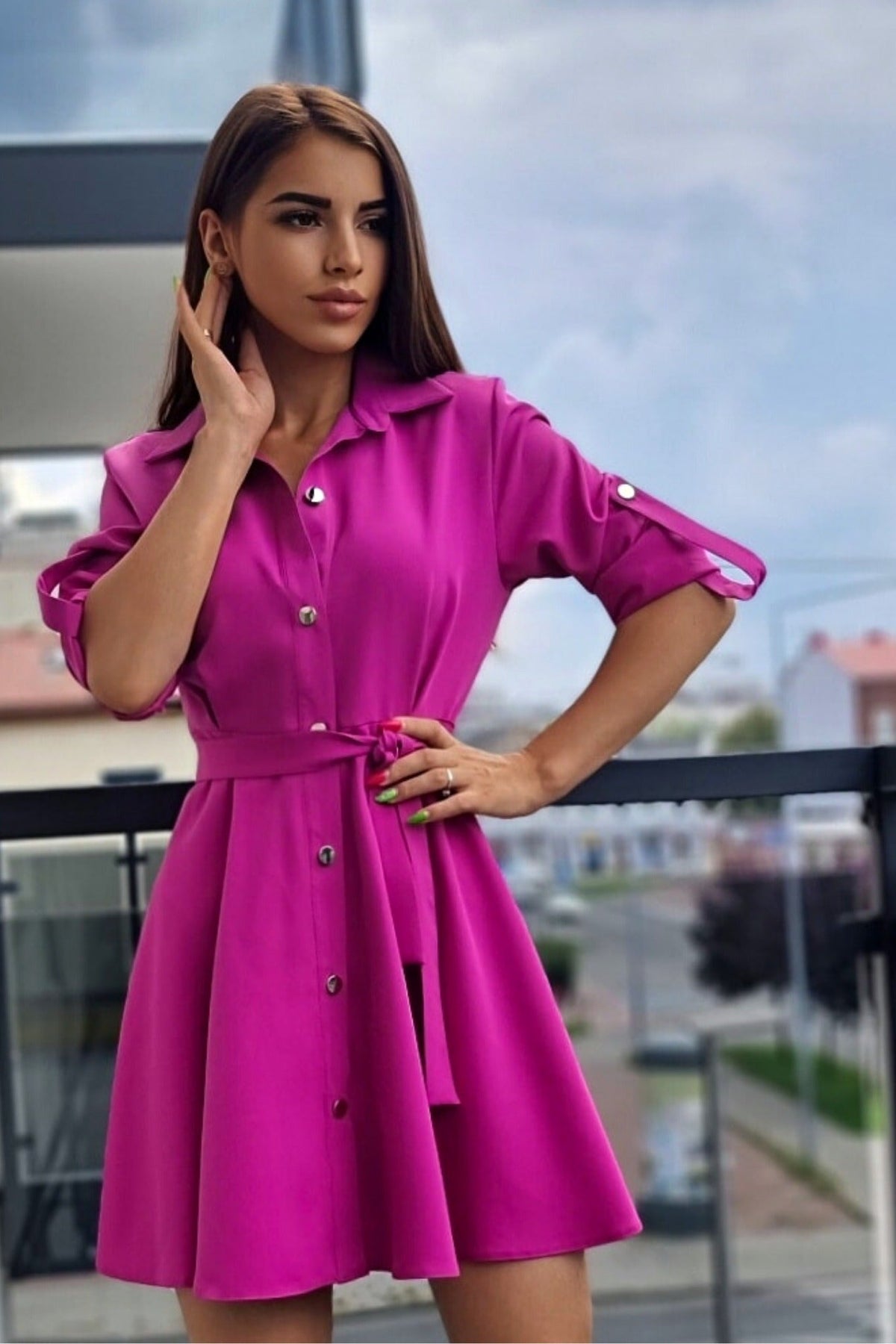 Abito camicia svasato color magenta con bottoni dorati e cinturino, vestibilità estiva, marca Moda-Mania, abiti corti.