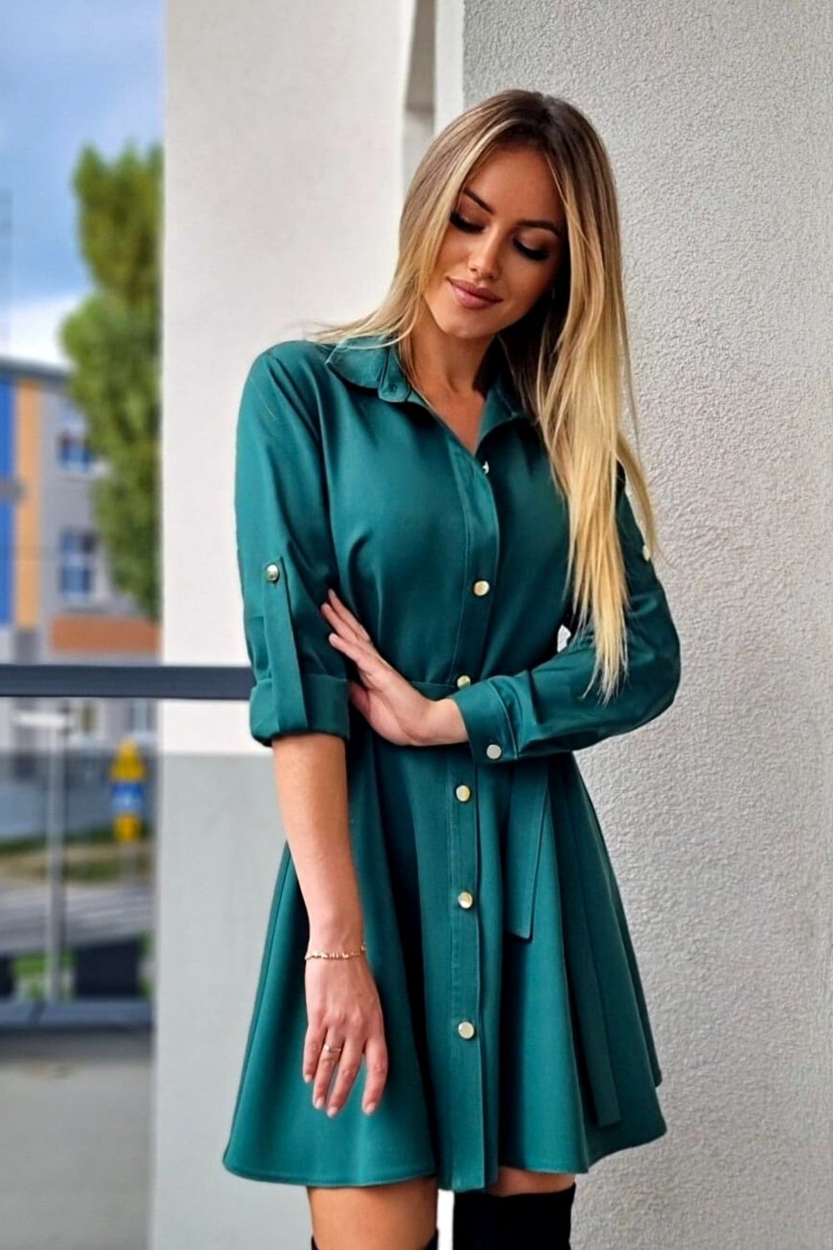 Abito camicia svasato verde Moda-Mania con bottoni dorati e cinturino, breve e elegante, tessuto leggero e dettagli raffinati