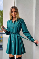 Abito camicia svasato verde con bottoni dorati e cinturino, abiti corti di Moda-Mania, in tessuto leggero e stiloso.