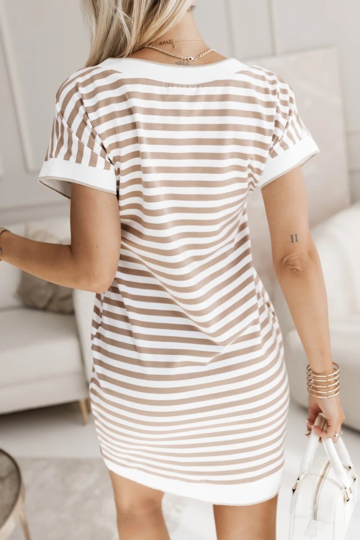 Abito casual corto a righe orizzontali bianco beige in cotone con scollo a V e orli con nastro decorativo, Moda-Mania