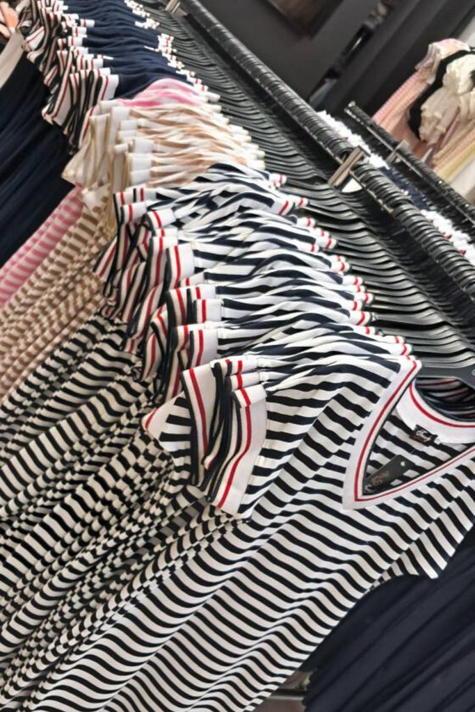 Abito casual a righe orizzontali bianco beige in cotone con scollo a V e orli rifiniti con nastro decorativo