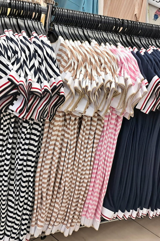 Abito casual a righe orizzontali bianco beige in cotone con scollo a V e orli rifiniti con nastro decorativo