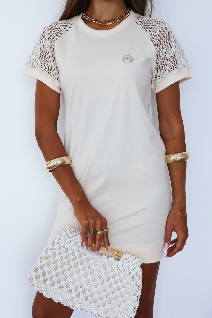 Abito casual avorio in cotone con maniche corte in merletto e spilla decorativa