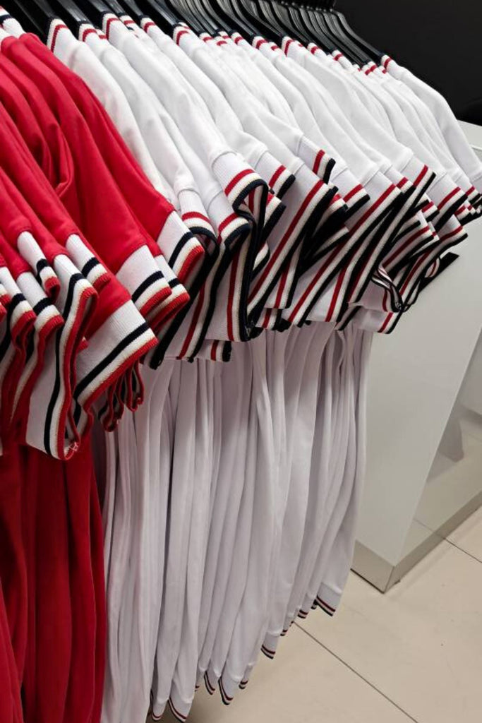 Abito casual bianco in cotone con scollo a V e orli rifiniti con nastro decorativo