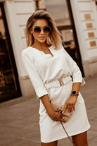 Abito casual bianco moda-mania, linea dritta con cintura e fibbia dorata, abito corto elegante e confortevole.