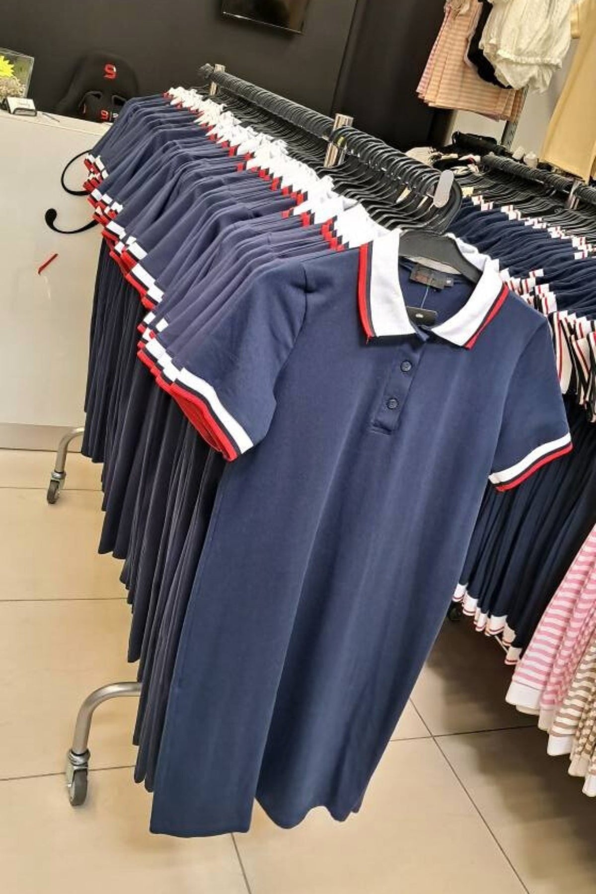 Abito casual blu notte con colletto polo e maniche rifinite con nastro decorativo, abiti corti Moda-Mania.