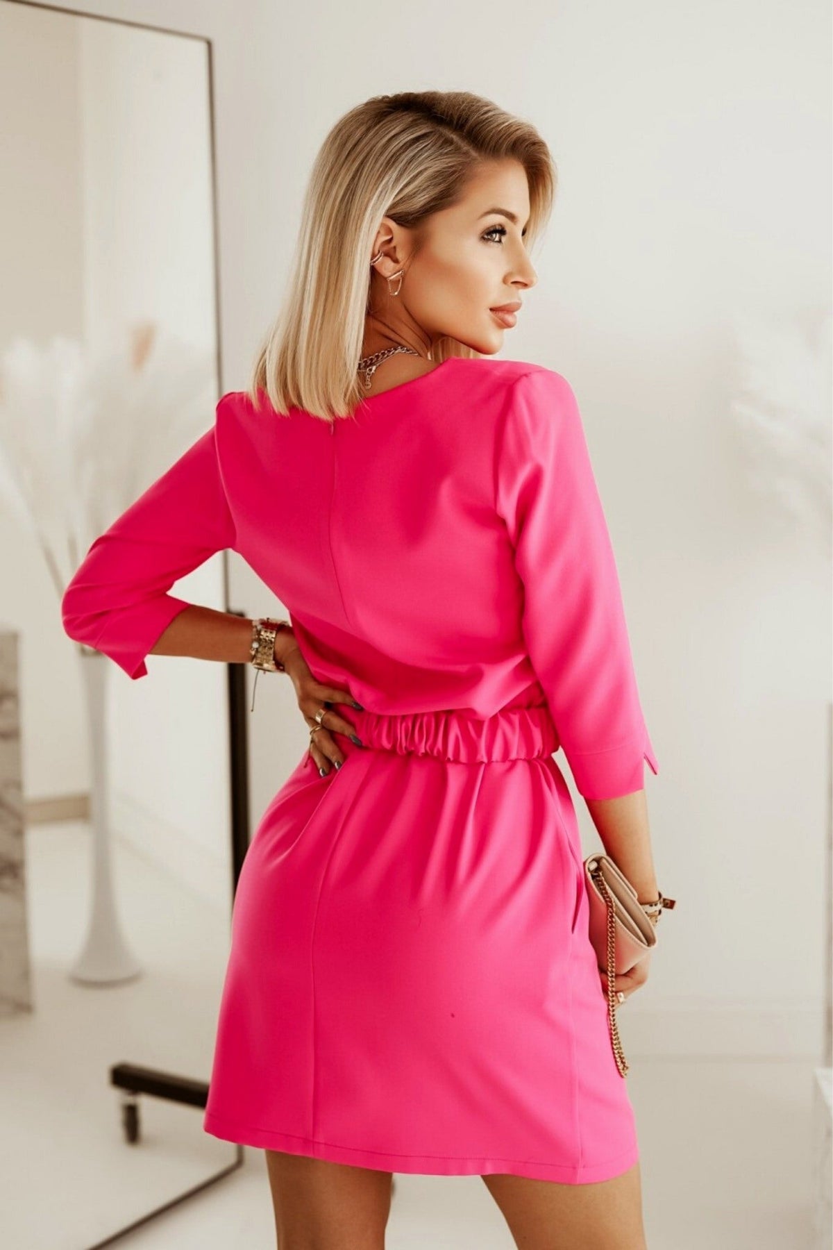 Abito casual corallo con linea dritta, cintura e fibbia dorata, abiti corti moda-mania, look elegante e semplice.