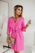 Abito casual fucsia con linea dritta, cintura e fibbia dorata, in tessuto leggero, di Moda-Mania, vestibilità elegante e comoda