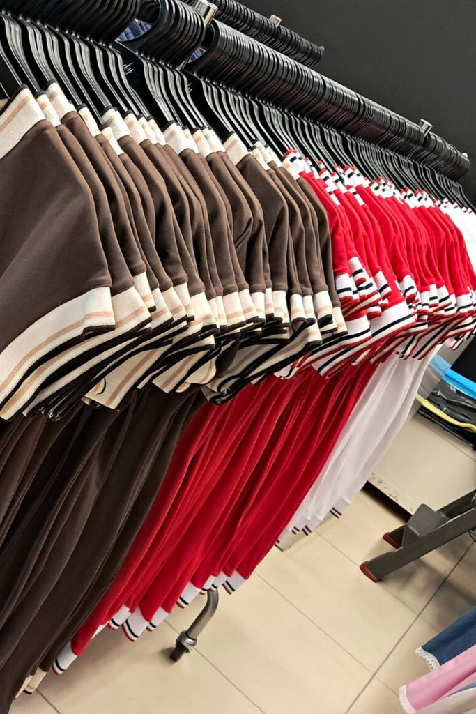 Abito casual marrone in cotone con scollo a V e orli rifiniti con nastro decorativo