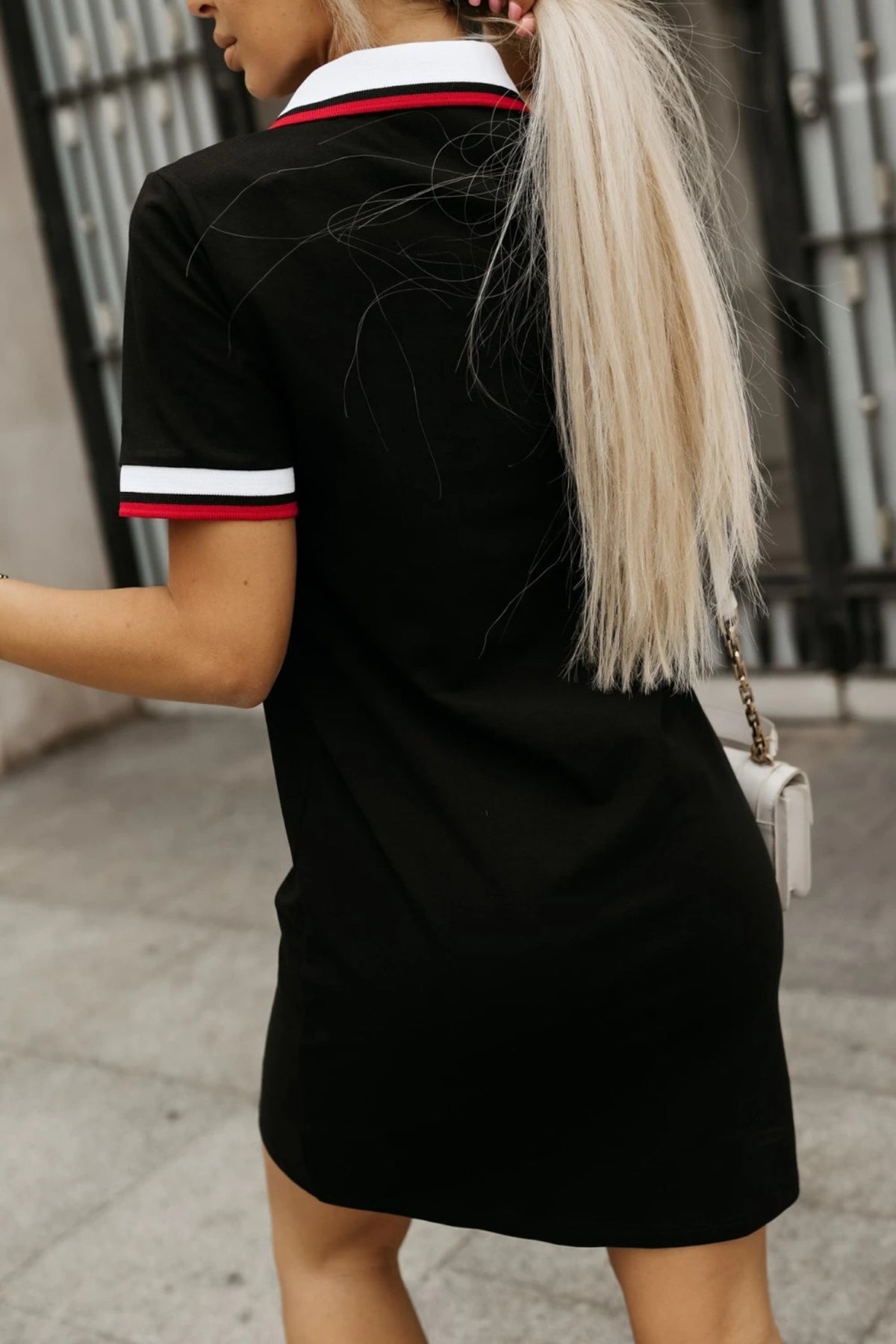 Abito casual nero con colletto polo e maniche rifinite con nastro decorativo, abito corto Moda-Mania su modello in diverse angolazioni