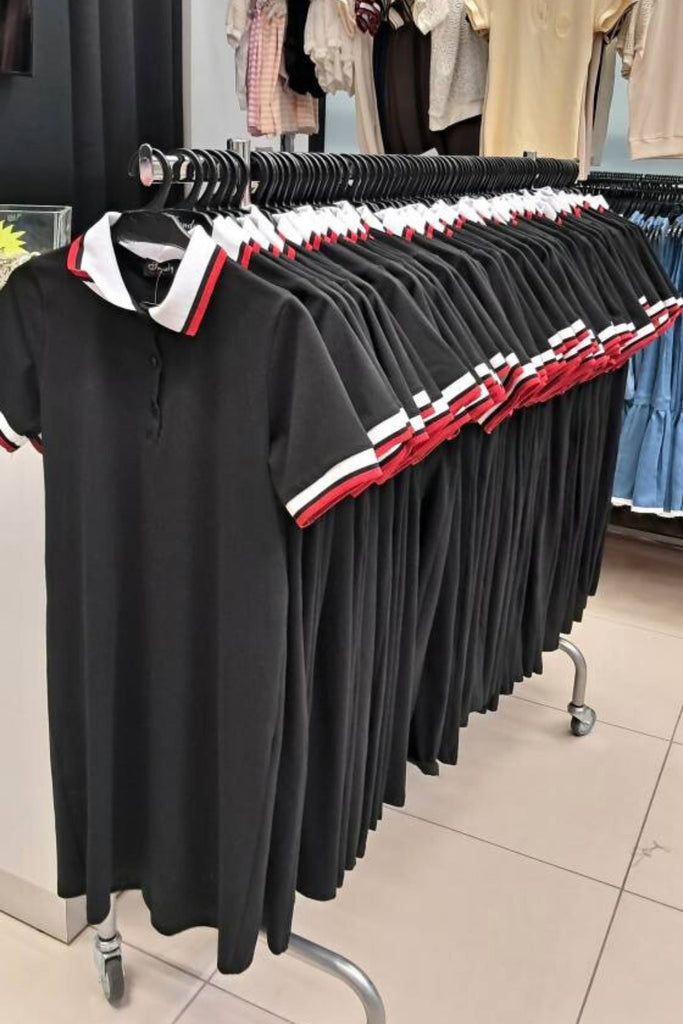 Abito casual nero con colletto polo e maniche rifiniti con nastro decorativo