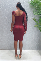 Abito corto a tubino mono manica Chanttal con bordo e inserto in tulle ricamato a fiori 3D, vestibilità elegante e femminile.