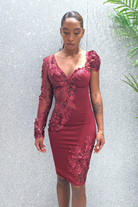 Abito corto a tubino mono manica Chanttal con bordo e inserto in tulle ricamato a fiori 3D, elegante e femminile.