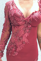 Abito corto a tubino Chanttal con manica singola, bordo e inserto in tulle ricamato a fiori 3D, elegante e femminile.