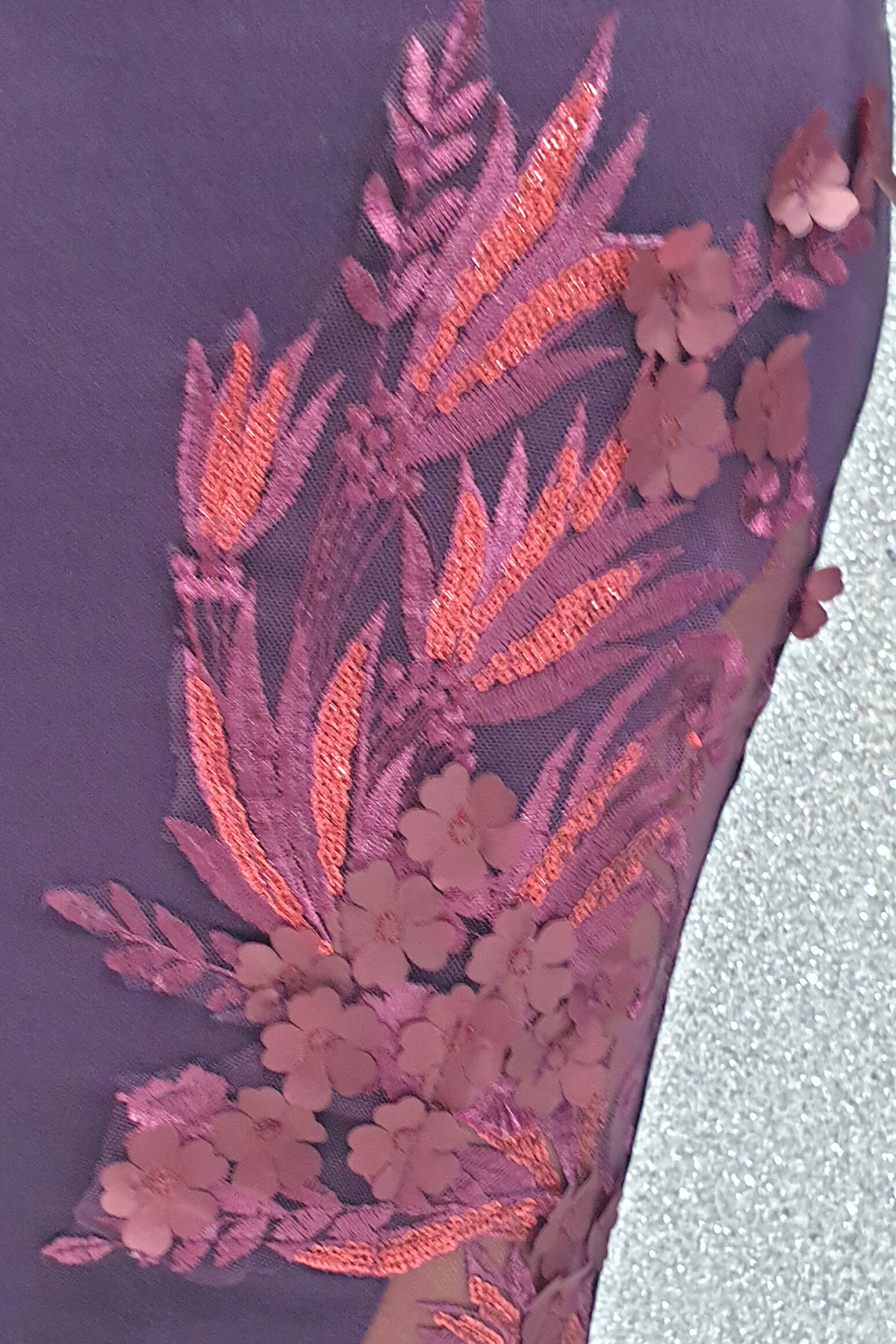 Abito corto a tubino mono manica viola Chanttal con inserto in tulle ricamato a fiori 3D, vestibilità elegante e femminile