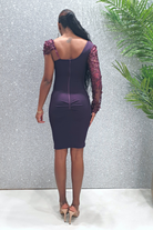 Abito corto a tubino mono manica viola Chanttal con inserto in tulle ricamato a fiori 3D, elegante e femminile.