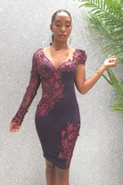 Abito corto a tubino mono manica viola Chanttal con inserto in tulle ricamato a fiori 3D, vestito elegante femminile.