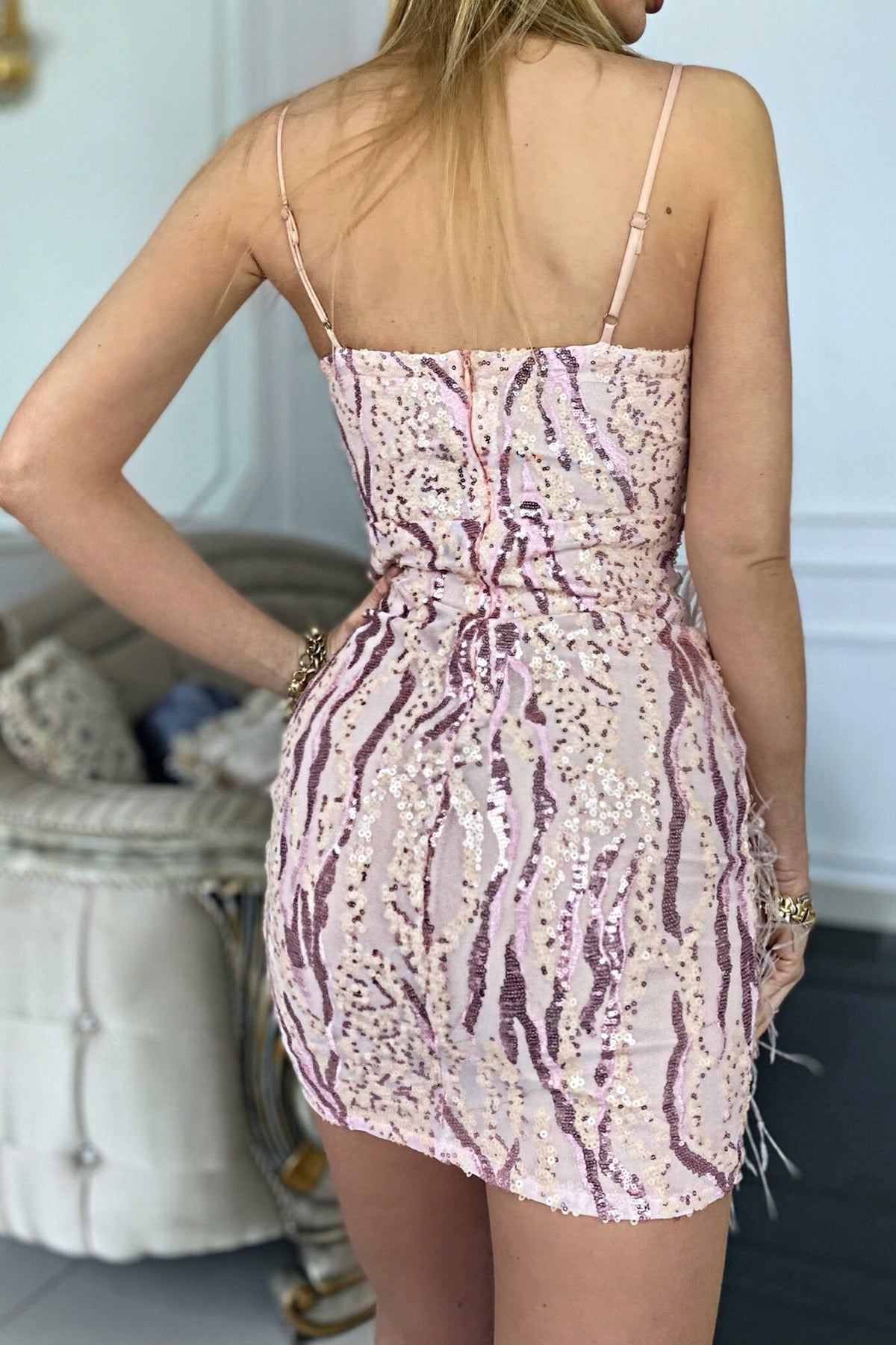 Abito corto aderente rosa Moda-Mania con decorazioni in paillettes, piume e strass, dettagli eleganti e raffinati.