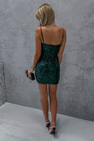 Abito corto aderente verde smeraldo Moda-Mania con paillettes, piume e strass, decorazioni eleganti e dettagli lucenti.