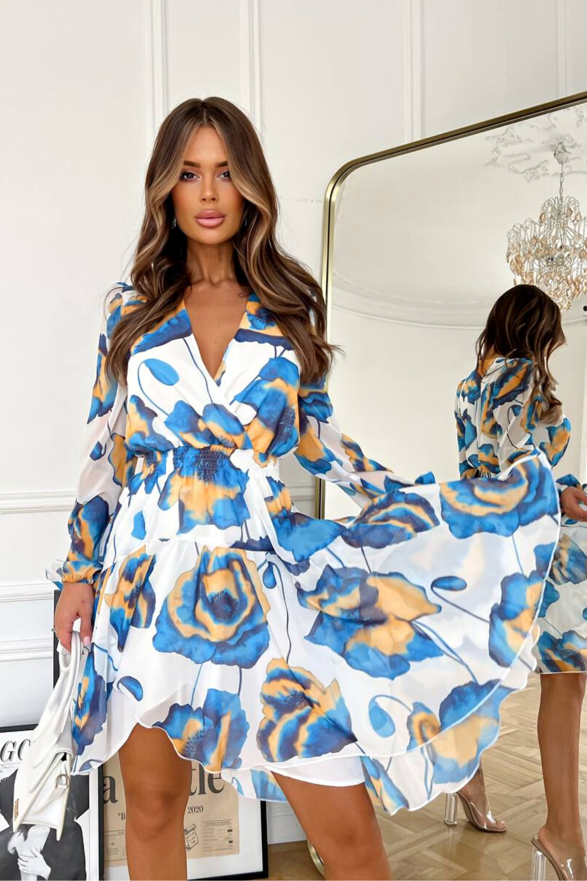 Abito corto asimmetrico bianco con stampa floreale blu e giallo, manica lunga e scollo a V, Moda-Mania.