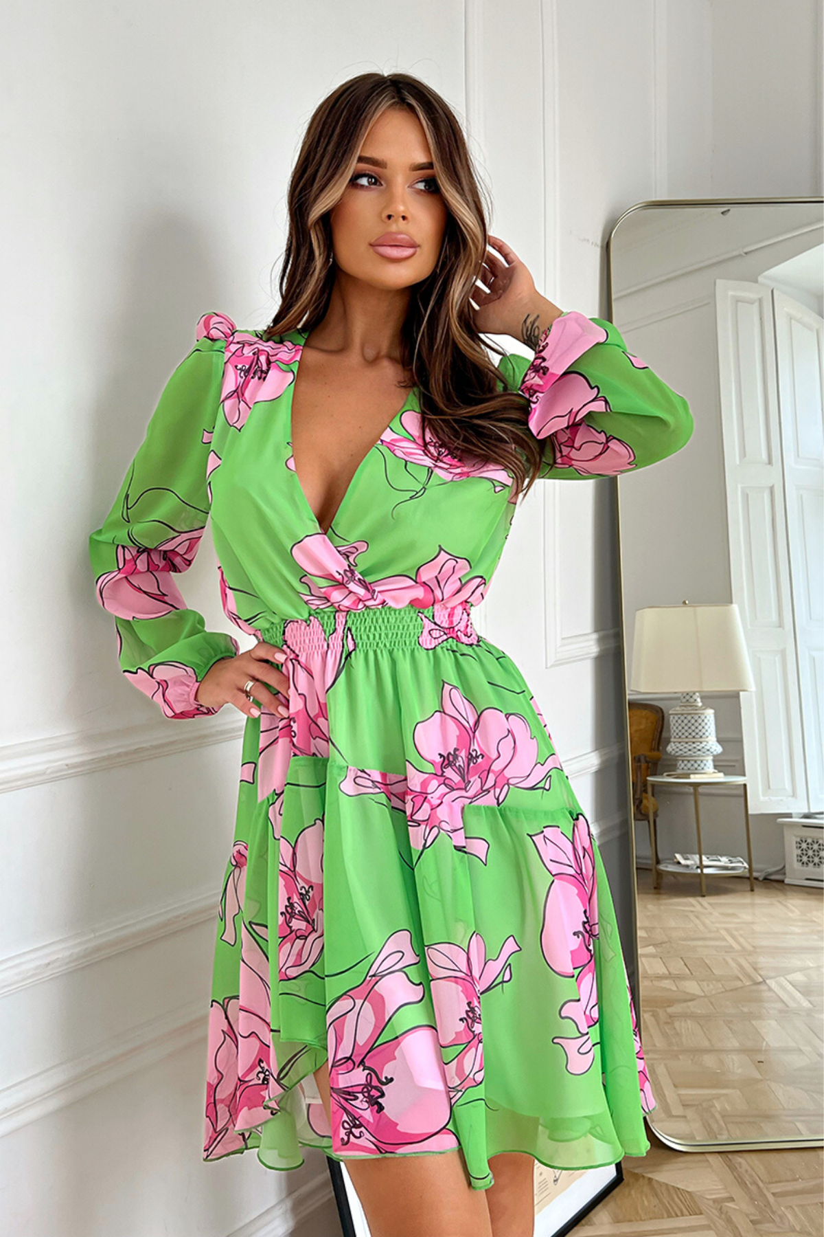 Abito corto asimmetrico verde fluo con stampa floreale fucsia, manica lunga e scollo a V, di Moda-Mania.
