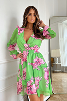 Abito corto asimmetrico verde fluo con stampa floreale fucsia, manica lunga e scollo a V, di Moda-Mania.