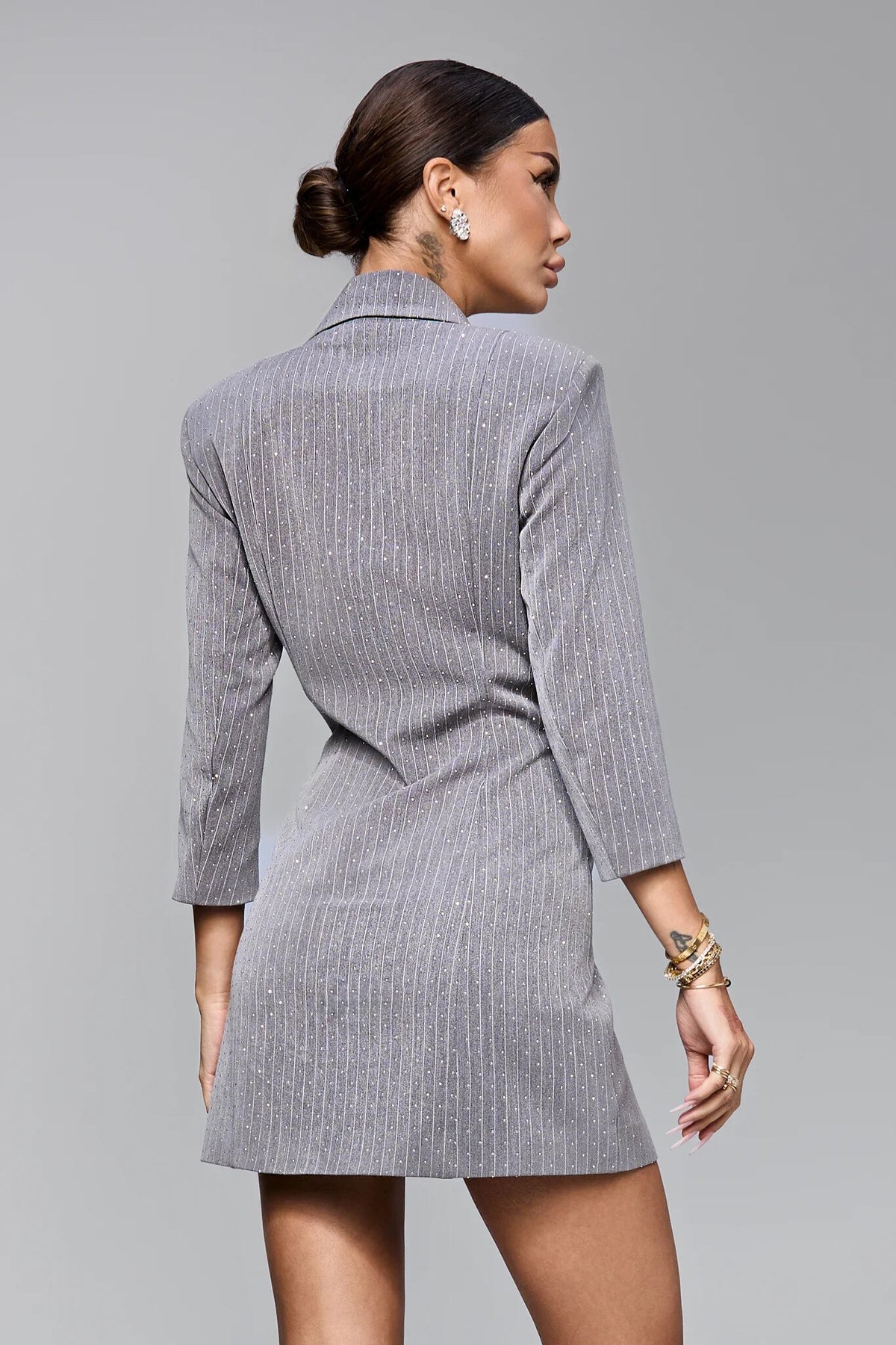 Abito corto blazer grigio Bby con dettagli a righe sottili e piccoli strass, stile elegante e moderno.