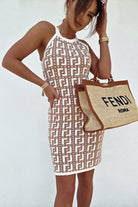 Abito corto casual in maglina fantasia beige Moda-Mania con scollo all'americana, perfetto per look estivi e informali.