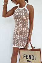 Abito corto casual in maglina fantasia beige Moda-Mania con scollo all'americana, stile rilassato e femminile.