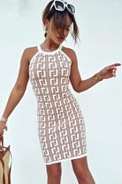 Abito corto casual in maglina fantasia beige Moda-Mania con scollo all'americana, vestibilità comoda e stile estivo.