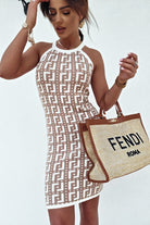 Abito corto casual in maglina fantasia beige Moda-Mania con scollo all'americana, vestibilitá comoda e stile estivo.