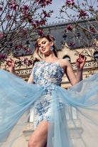 Abito corto celeste a fiori di Moda-Mania, mono manica con gonna lunga e ampia in tulle, dettaglio elegante e femminile