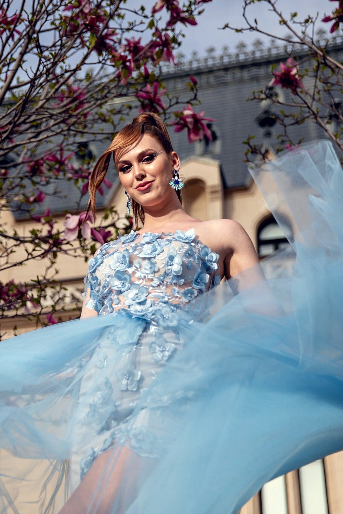 Abito corto celeste a fiori con una sola manica e gonna lunga in tulle ampia, di Moda-Mania, immagine frontale.
