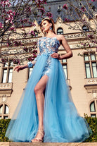 Abito corto celeste a fiori Moda-Mania, con manica singola e gonna lunga in tulle ampia, stile elegante e femminile.