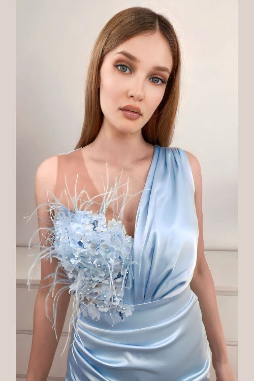 Abito corto celeste Moda-Mania con corpetto a fiori 3D e gonna a tulipano in taffetà, stile elegante e femminile.