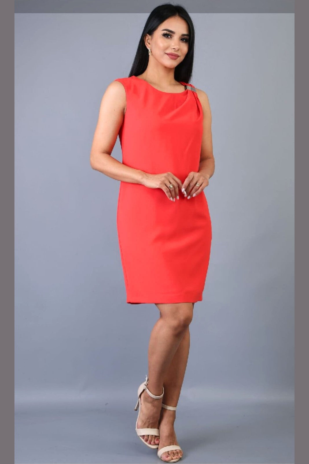 Abito corto rosso corallo Moda-Mania con linea dritta e accessorio dorato su una spalla, tessuto leggero e elegante.