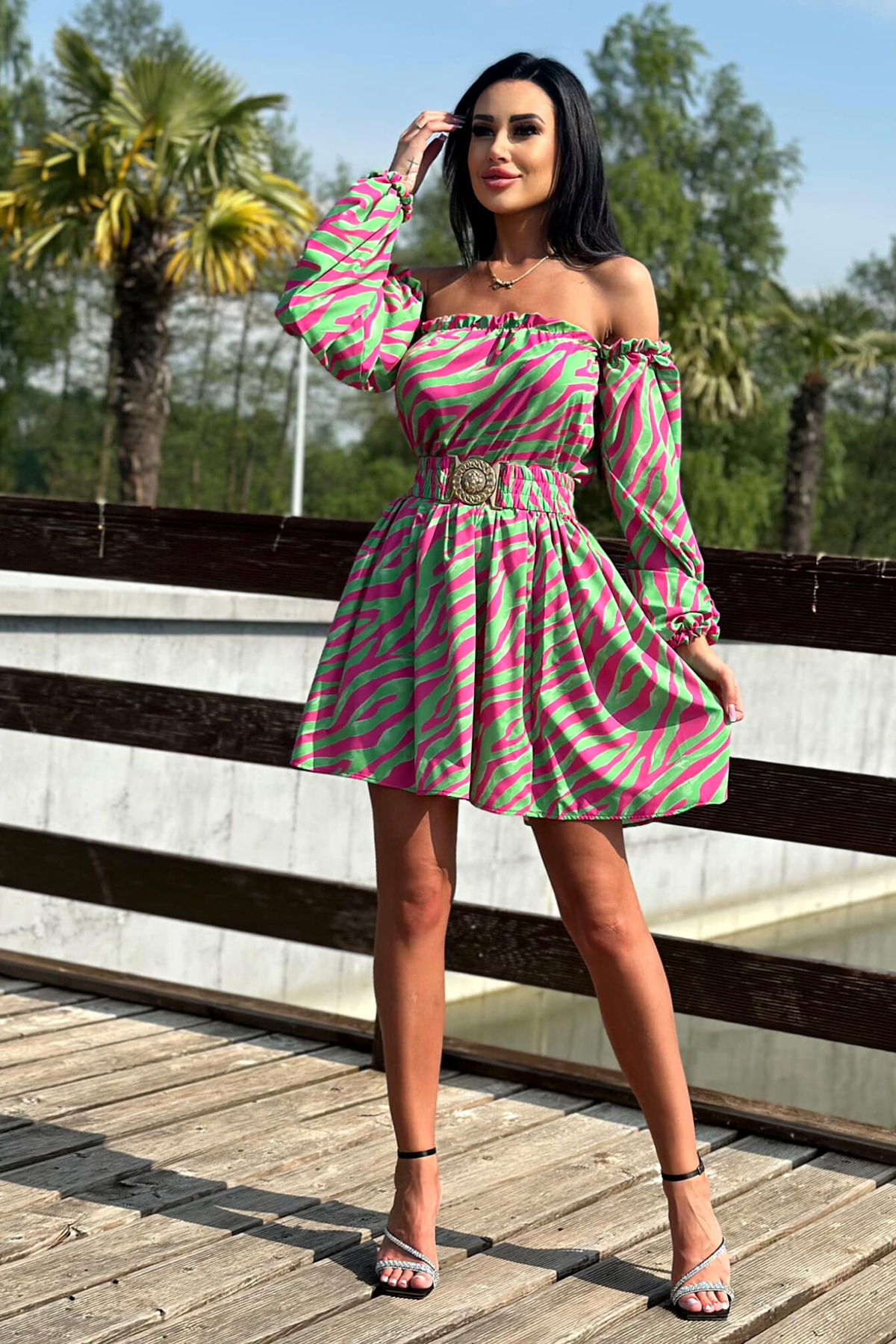 Abito corto estivo Moda-Mania a stampa zebrata fucsia e verde, maniche lunghe rimovibili e cintura elasticizzata, vestibilità elegante.
