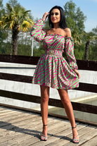 Abito corto estivo Moda-Mania a stampa zebrata fucsia e verde, maniche lunghe rimovibili e cintura elasticizzata, vestibilità elegante.