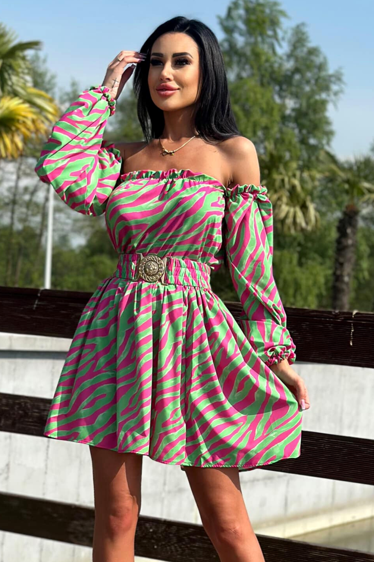Abito corto estivo a stampa zebrata fucsia e verde con maniche lunghe rimovibili e cintura elasticizzata, firmato Moda-Mania.