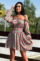 Abito corto estivo a stampa zebrata fucsia e verde con maniche lunghe rimovibili e cintura elasticizzata, firmato Moda-Mania.